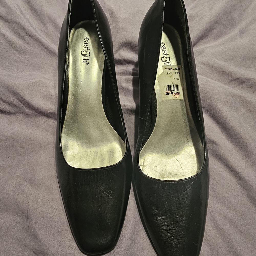 Easy Street Women's Black Pumps